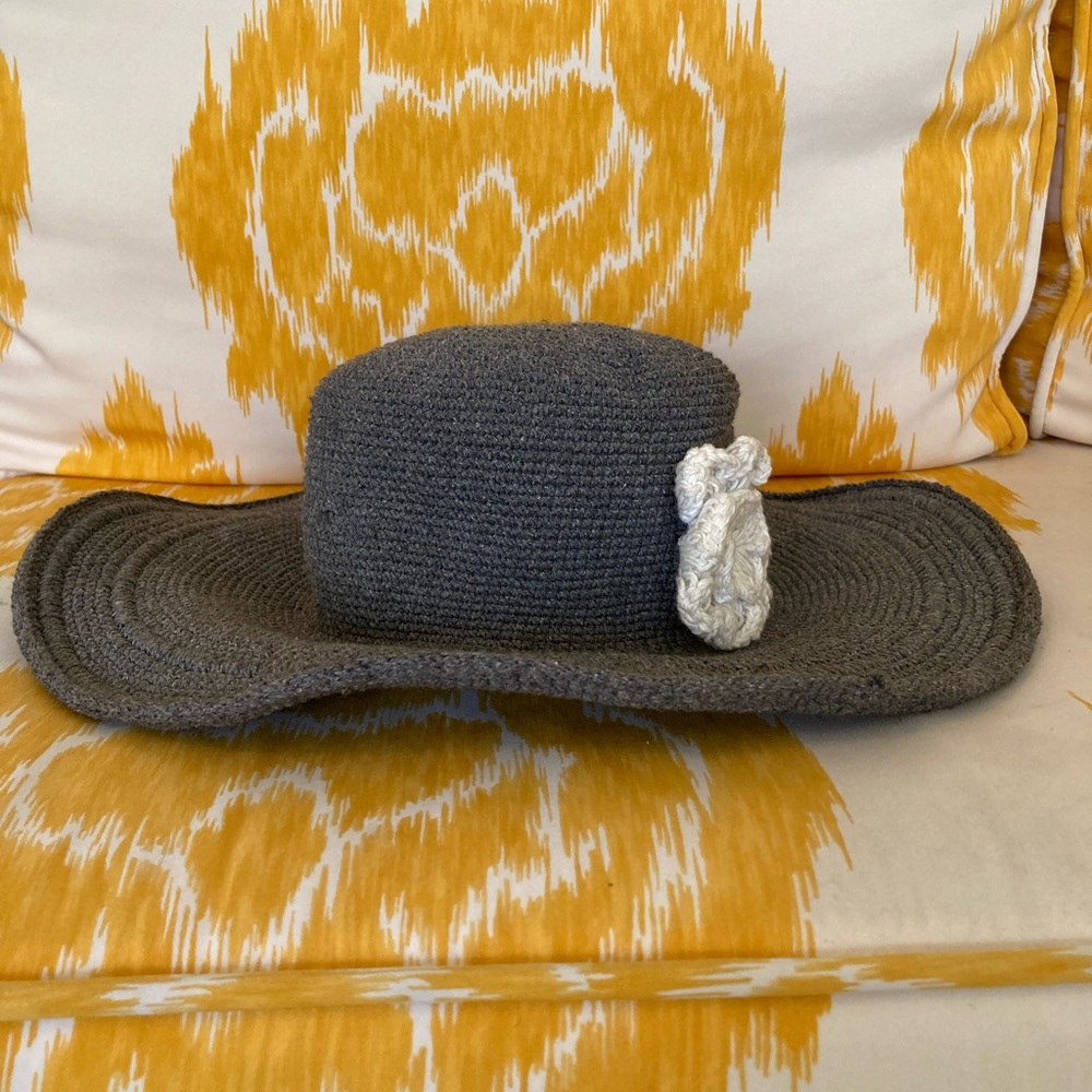 Gray Wide Brim Hat. Size small.